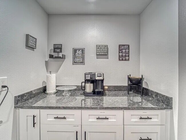Building Photo - Riverside Heights Pool Home | Across from the Hillsborough River
