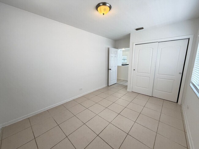 Building Photo - 715 SW 14th Ave