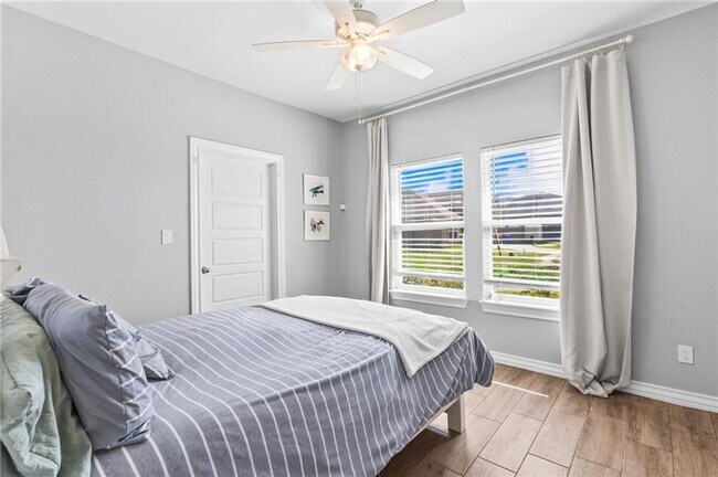 Building Photo - Spacious 4 or 5 Bedroom Home for Rent | Desirable Southside Location