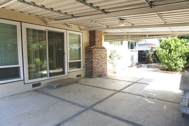 Building Photo - Beautiful Renovated Home, Remodeled Kitche...