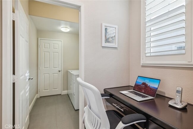 Building Photo - 123 Sparrow