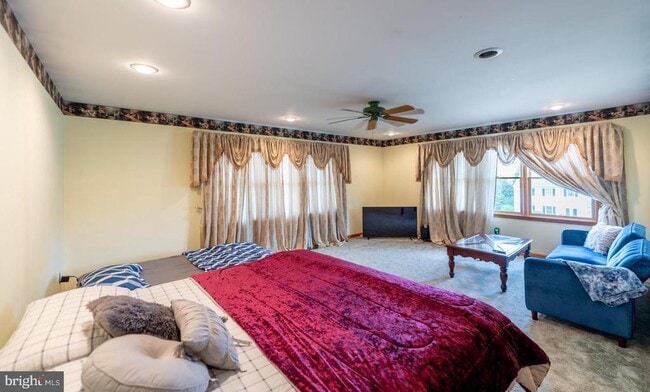 Building Photo - 211 Caravan Dr