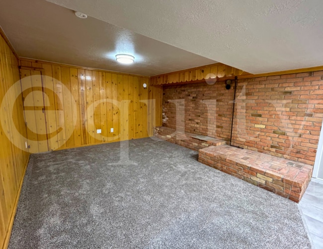 Building Photo - 105 E 500 N