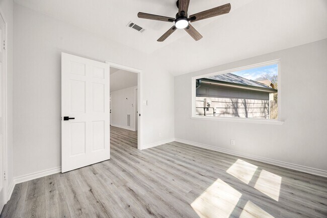 Building Photo - 6527 Rippling Hollow Dr