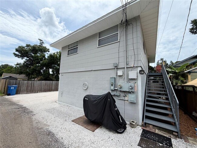 Building Photo - 1699 1/2 23rd Ave N