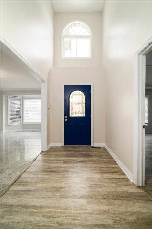 Building Photo - 38291 River Park Dr