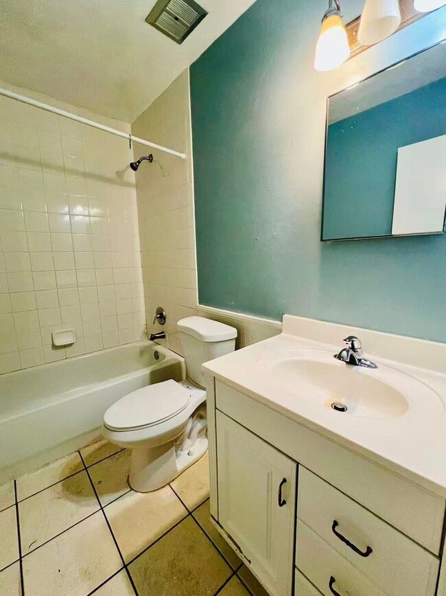 Building Photo - Nice 2bed and 1.5 bath townhouse near USF
