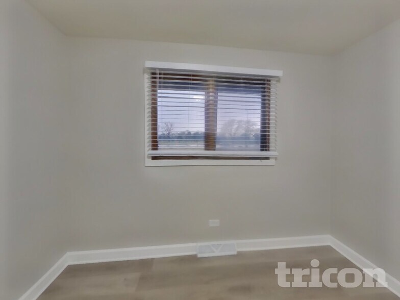 Building Photo - 11050 Parkside Ave