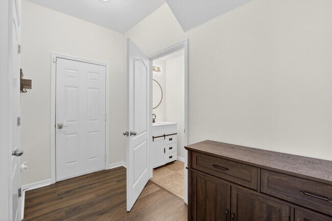 Building Photo - 714 Ashentree Dr