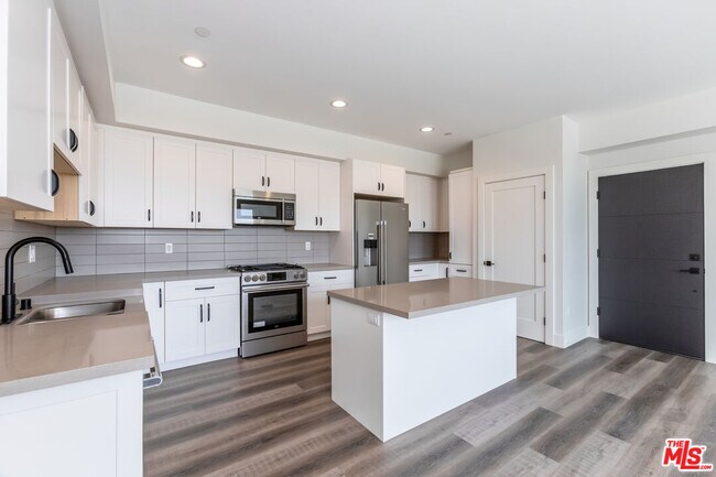 Building Photo - 857 Hayworth Ave