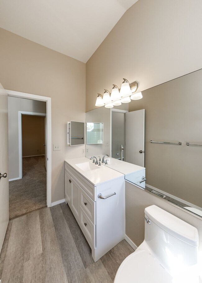 Building Photo - Stunning 5 Bedroom, 3.5 Bath Remodeled Hom...