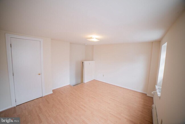 Building Photo - 1305 N Lawrence St
