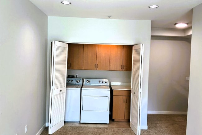 Building Photo - A Cozy Contemporary and Stylish Condo 2BR/...