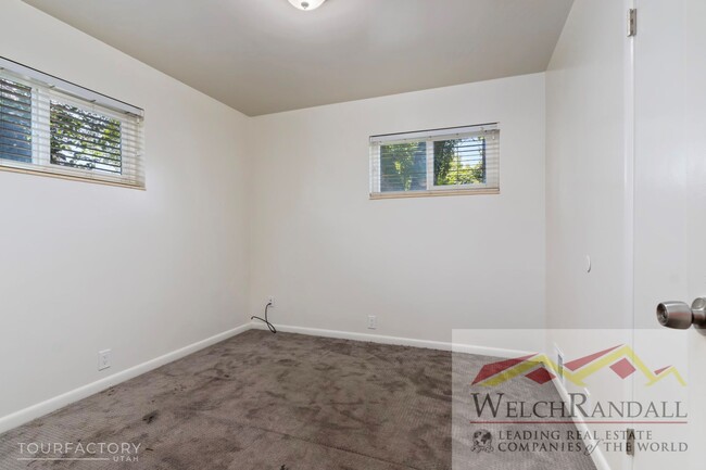 Building Photo - 3 Bed 2 Bath Millcreek Duplex.