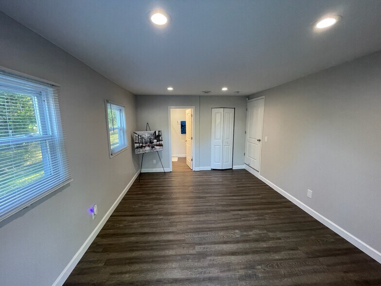 Building Photo - 33240 N Greentree Rd