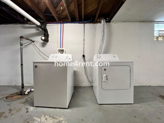 Building Photo - Cozy Ranch Style Home in KCMO w/ Wood Floors and a Fenced in Yard!