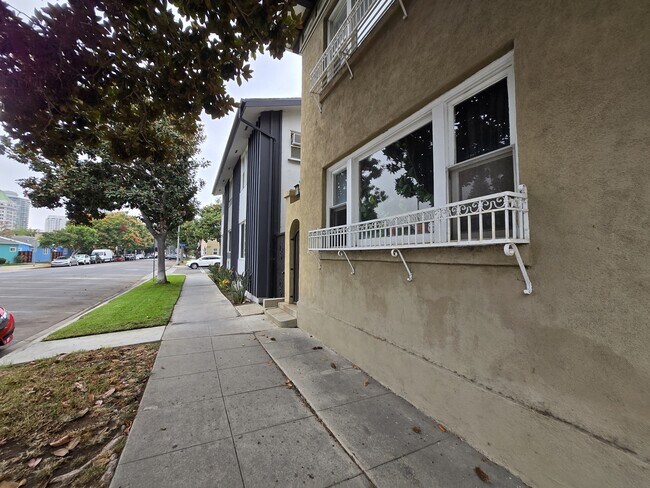 Building Photo - 1109 E 1st St