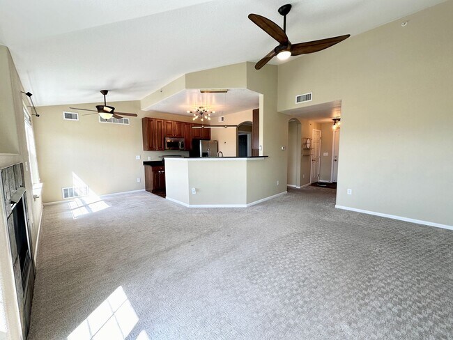 Building Photo - 2 Bedroom 2 Bathroom Top Floor Condo with ...