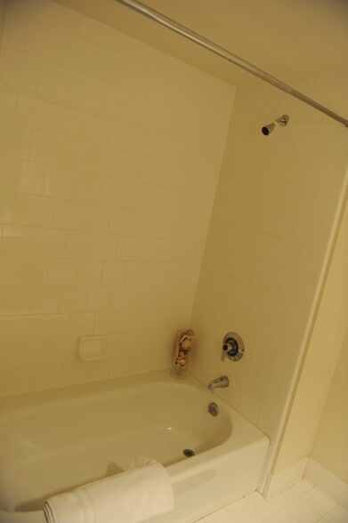 Building Photo - 403 Main St