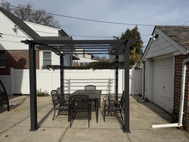 Building Photo - 147 Primrose Dr