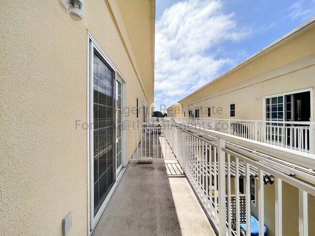 Building Photo - 909 Adams St