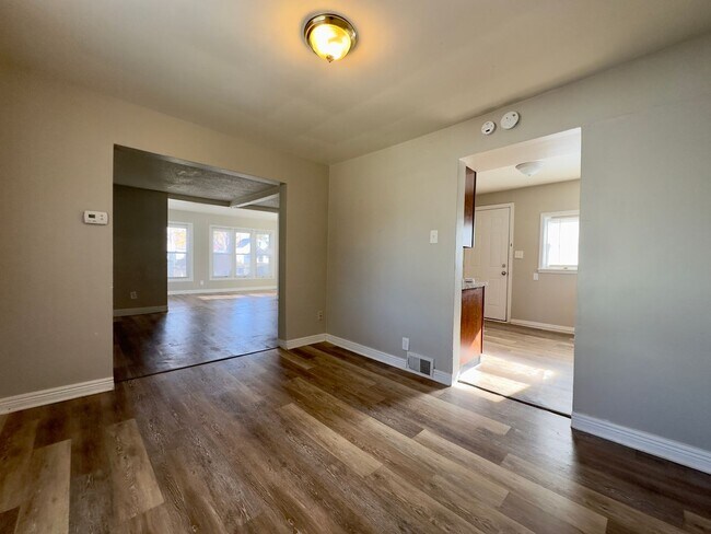 Building Photo - Beautiful 3 bedroom, 1 bath single family home with fenced yard and garage