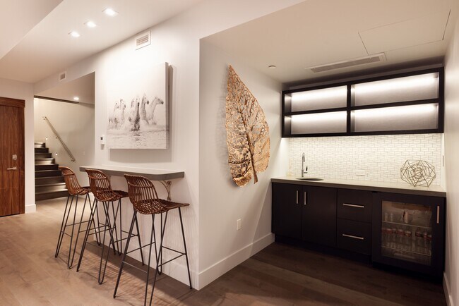 Building Photo - 717 S Aspen St