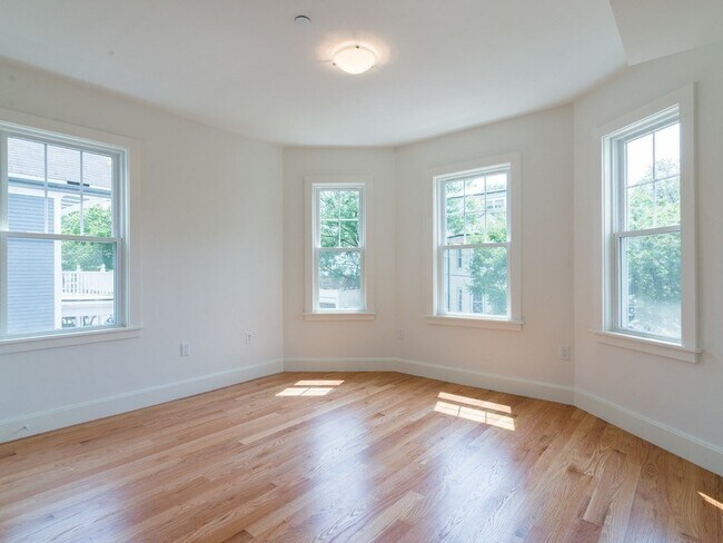 Building Photo - 17 Standish St
