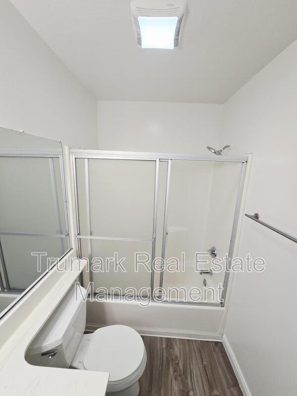 Building Photo - 553 E Orange Grove Ave