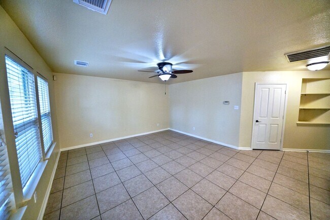 Building Photo - Beautiful Rental now available in Thistle Creek (Schertz) - 5 Bedrooms! Realtor Commission: $750