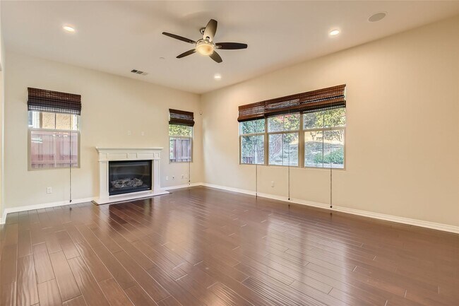 Building Photo - Don't miss out on this 4 Bedroom/ 4.5 Bath...