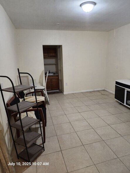 Building Photo - 831 SW 31st Ct