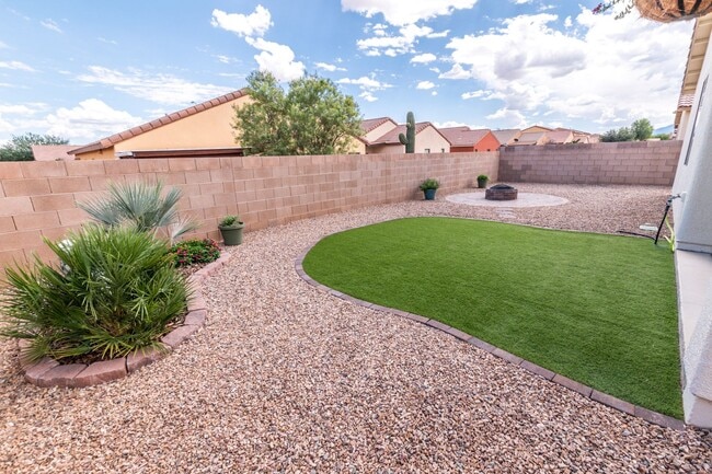 Building Photo - Gorgeous 4 Bedroom 2 Bathroom Home! Centra...