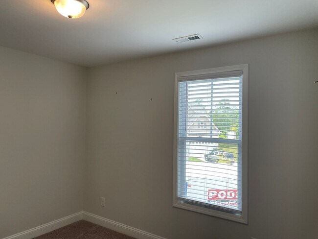 Building Photo - Like new home on cul-de-sac lot with 3 bedrooms, loft and 2.5 bathrooms!
