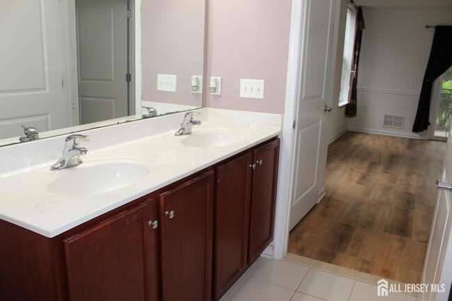 Building Photo - 613 Doral Ct