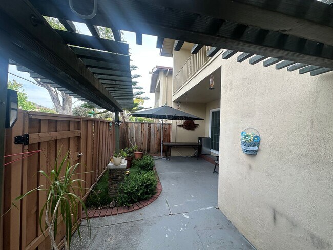 Building Photo - 1357 Phelps Ave