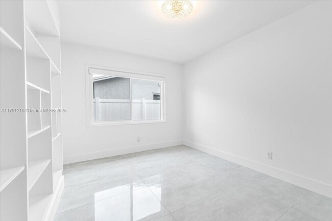 Building Photo - 5804 SW 116th Ave