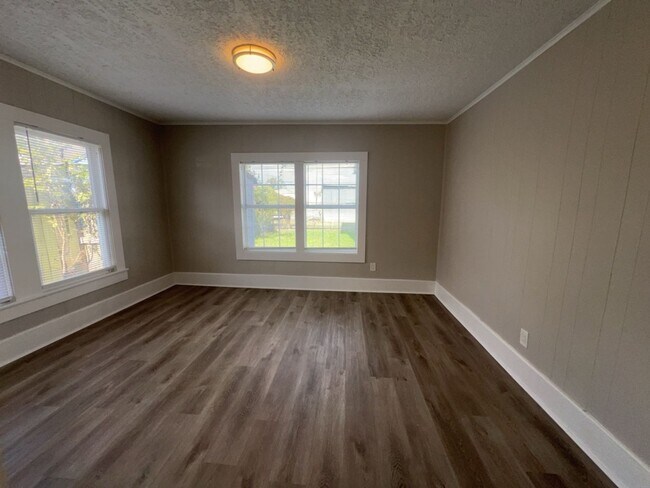 Building Photo - 6915 Avenue L