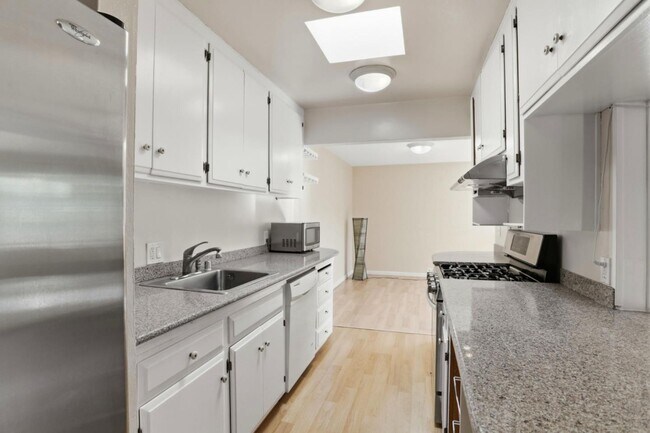 Building Photo - 1855 Forest Ct