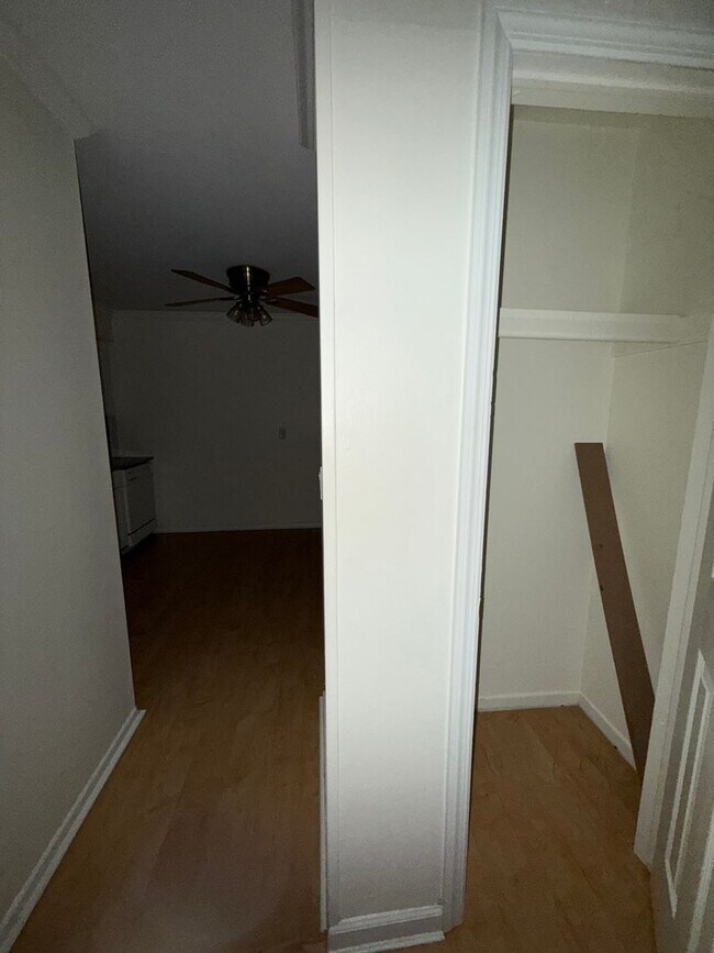 Building Photo - 22 Avon Dr