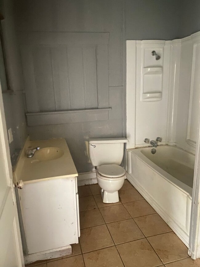 Building Photo - 2222 Carleton St