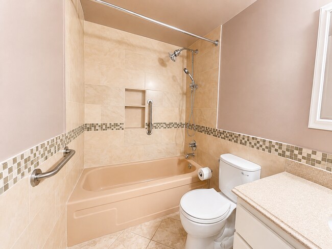 Building Photo - Live Next to Washington Park! Spacious 2-Bedroom Condo with Pool!