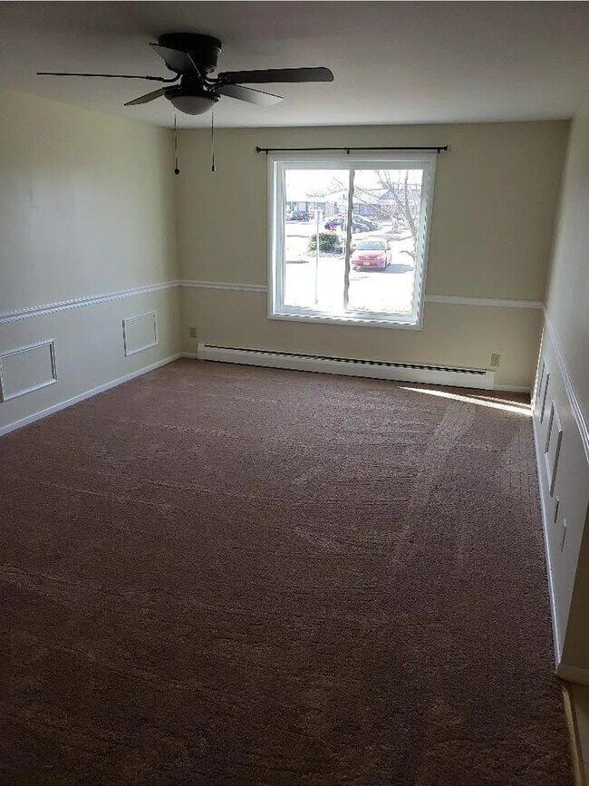 Building Photo - 320 Meadow Dr