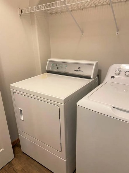 Building Photo - 1978 Greatview Dr