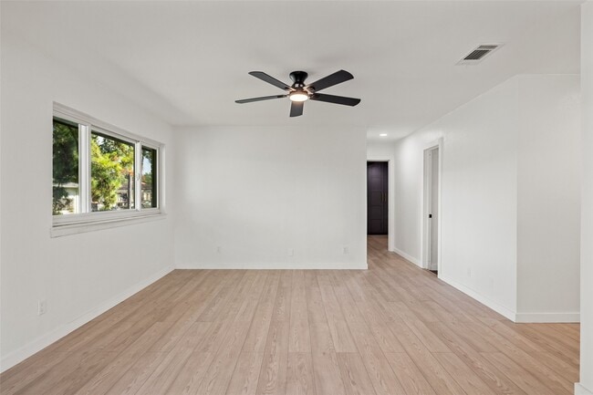 Building Photo - 909 Silber Rd