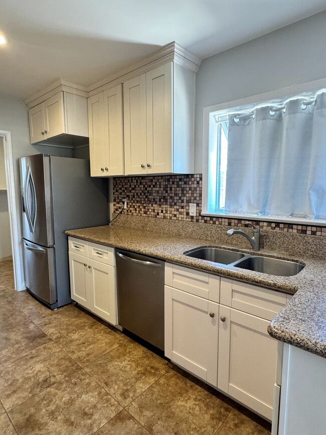 Building Photo - Charming 2-Bedroom Home with Fireplace, Backyard & Garage in Lakewood