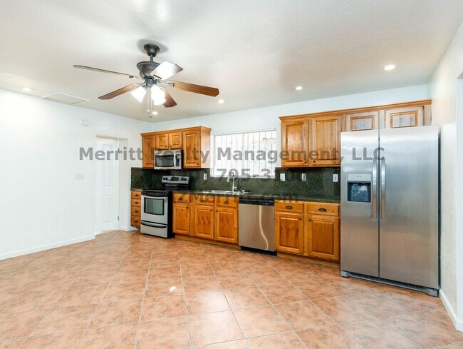 Building Photo - Sam Hughes 4 bedroom, 3 bath home with was...