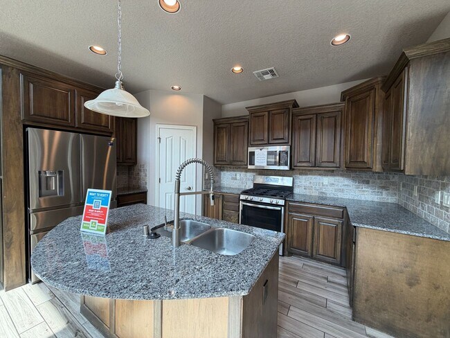 Building Photo - 7420 Tangerine Ct NE