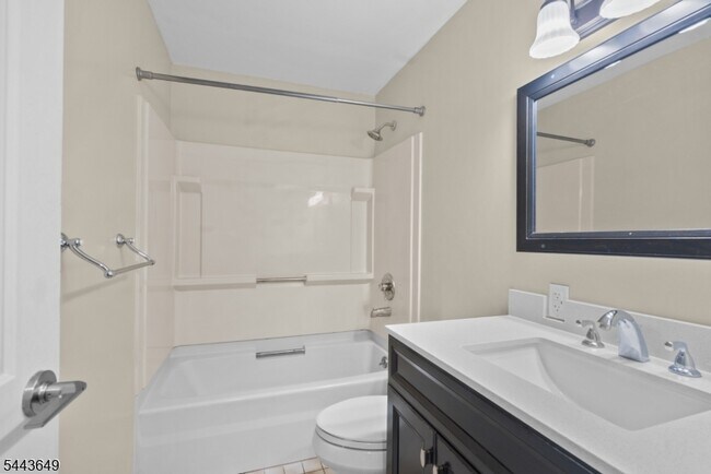Building Photo - 145 6th St