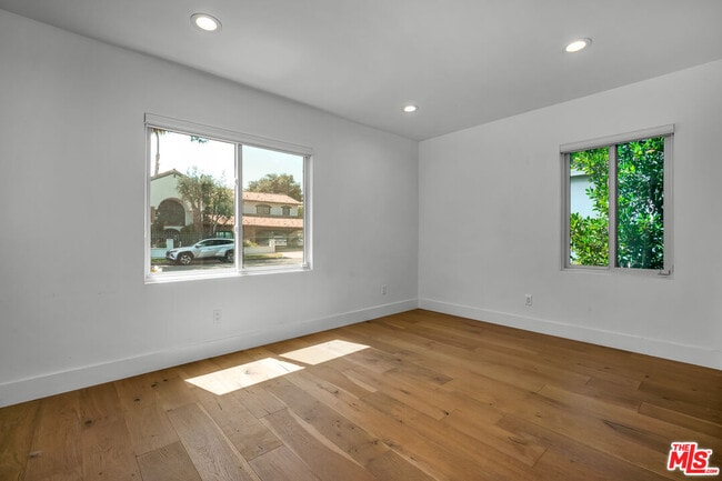 Building Photo - 5318 Bellaire Ave